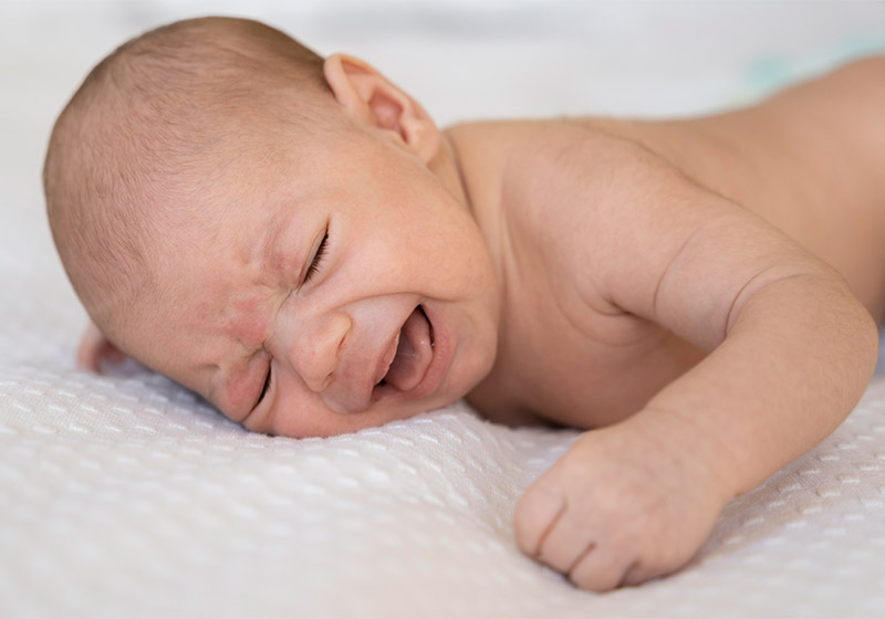 Valutazione del tono muscolare in un neonato con ipotonia muscolare.